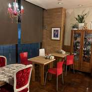 店内は明るい雰囲気で気兼ねなく立ち寄れます。テーブルの間合いも十分にあり、ベビーカーのままでもスムーズ。家族連れやママ同士の集りなど、子供と一緒の時間もゆったりと過ごせるお店です。