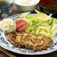 昼のランチメニューは日替わりのみで限定50食600円（税込）　ご飯の大盛はプラス100円の700円（税込）