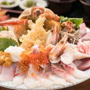 境港で水揚げされた、新鮮な旬の魚介をたっぷり堪能できます。一度も冷凍しない「生」の“本物”の美味しさにこだわった、素材は極旨。この時期だけしか食べられない期間限定メニューにも出会えます。