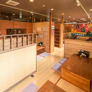 木の温もりと和の空間が広がるお食事処。最大76名まで入れる店内で、貸切宴会もできます。座敷で半貸切の忘新年会や、観光ツアーでの食事にも利用可能。飲み放題メニューも充実しているので、酒好きにも喜ばれます。