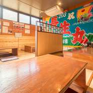 地元のみならず、全国各地から「山陰の美味しいもの」を求めてファンが集う賑やかな店内。ランチタイムから夜まで、活気あふれる元気な空間です。子供から熟年の方まで、幅広い世代がくつろげる和みの食事処です。