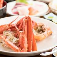 名物の「松葉ガニ」は、店内の水槽から「コレ！」と指定して注文できます。食べてみたいと思った時に、好きなものを食べられる贅沢。食べ放題でも、海鮮定食に蟹を追加してシェアするのもおすすめです。
