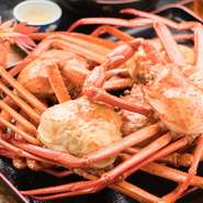 「松葉ガニ」はこの地域の名産品で、【お食事処　海心】には、全国からファンが多く集います。これほど高品質のカニを活きたまま提供する店は、周辺でもなかなかありません。心行くまで旬の味わいを堪能できます。