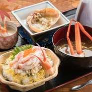 ご飯は白米か酢飯をお選びいただけます。※カニ増量・追加料金（1枚）／1100