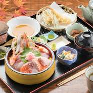 ネタが大きく種類も豊富。新鮮な旬の魚介を豪快に盛り付けた『特選海鮮丼』。生の美味しさだけでなく、天ぷらも堪能できるボリューム満点の人気セットメニューです。※酢飯か白飯か選べます。