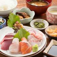 紅ズワイガニが丸ごと一匹ついた定食です。（7～8月は禁漁のためありません）