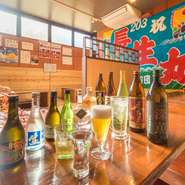 魚介料理が進む酒がズラリ。樽生ビールから果実酒まで豊富にそろった飲み放題は単品注文もOK。焼酎や日本酒も楽しめるから、酒好きも大満足。広々とした座敷もあり、忘新年会シーズンにピッタリです。