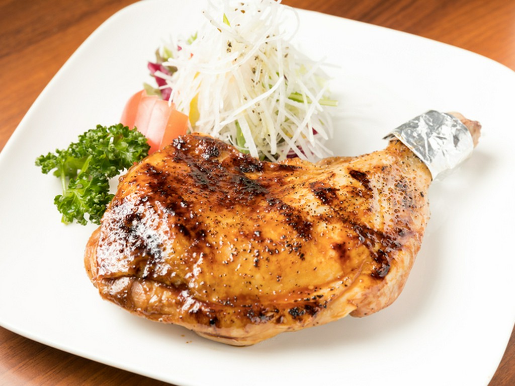 ジューシーで適度な歯応え『阿波地鶏骨付きもも焼き』