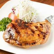 阿波の地鶏「彩どり」という銘柄鶏の熟成肉を使用。旨味とコクがあり、歯ごたえも抜群です。オーダーが入ってから、黒胡椒を掛けて焼いてくれます。鶏ガラでつくった秘伝のタレも絶品。