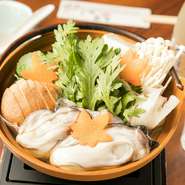 市場で仕入れた生食用の牡蠣を使った小鍋。広島産をはじめ、仙台産などその時に良いものが選ばれます。かつおと昆布でひいた出汁をベースにした絶妙な醤油味のスープがたまりません。
