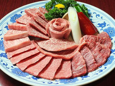 仕入れに特別のこだわりが。希少な特選部位を楽しむ『特選盛り』