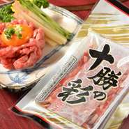 自家製甘辛タレであえたユッケは当店一押し。卵黄を絡めてどうぞ…