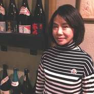 ご接待やデートなど、お客さまの大切なシーンにご利用頂く事も多くございます。そんな時はお客さまの邪魔にならない、気の利いた対応で接客をさせて頂いております。