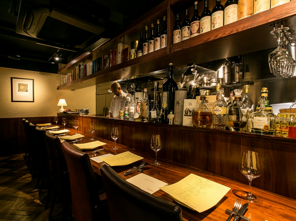 カウンター席で過ごす上質な時間