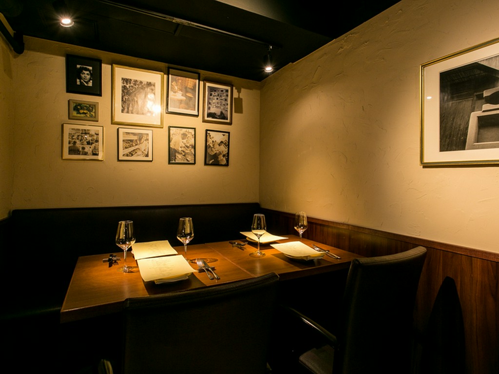 テーブル席でゆったりと食事を楽しむ