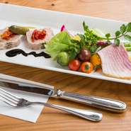 ジビエだけでなく、野菜も長野県産にこだわり、自らも畑を持ちながら、トレビスや根セロリなどのヨーロッパ野菜などは農家の方に種を渡し生産していただいています。季節の“美味しさ”を、丸ごと味わえます。
