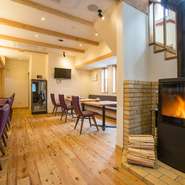 小豆色の温かみのある椅子、桜の一枚板をつかったカウンターや、胡桃の一枚板のレジ台と、全体に木の温もりが溢れる店内。アットホームなゆったりした雰囲気の中で、美味しい料理とお酒に癒されるひと時です。
