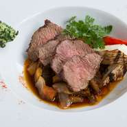 長野県取材ジビエマイスター育成の、指導者としての任務にも就き、活躍されているオーナーシェフの板花氏。「ジビエ料理本来の美味しさを、多くの人に知ってもらいたい」そんな思いが溢れています。
