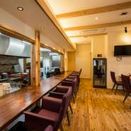 軽くワインと料理を楽しみたい…。そんな時にも気軽に立ち寄れる【ロテスリー　ル・ボヌール】。カウンター席は、1人の時の特等席ともいえます。女性が一人でも気兼ねなく寛げるのが嬉しい限り。
