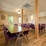 人数やシーンに合せて選べる1Fと2Fのフロアがあるので、気軽な女子会や、様々な集いにもおすすめです。着席、立食、共にゆったりと使用する為20名までの相談が可能です。
