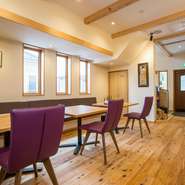 冬の間大活躍の薪ストーブが、とってもお洒落な雰囲気を演出しいる1F。オープンキッチンなので、調理風景も楽しみながらの美味しい料理に、二人の会話も弾むことでしょう。
