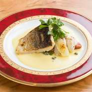 チーズとクリームの濃厚なカルボナーラソースが、新鮮な信州ユキノマスの美味しさを引き出した上質な逸品です。