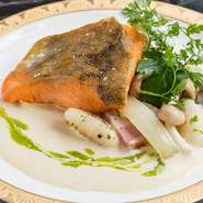 アルプスの源流である清流の水で育った「大町産の信州サーモン」は、上質な魚の旨味を、たっぷりと感じられます。炭火風にほんのり香ばしく調理しています。