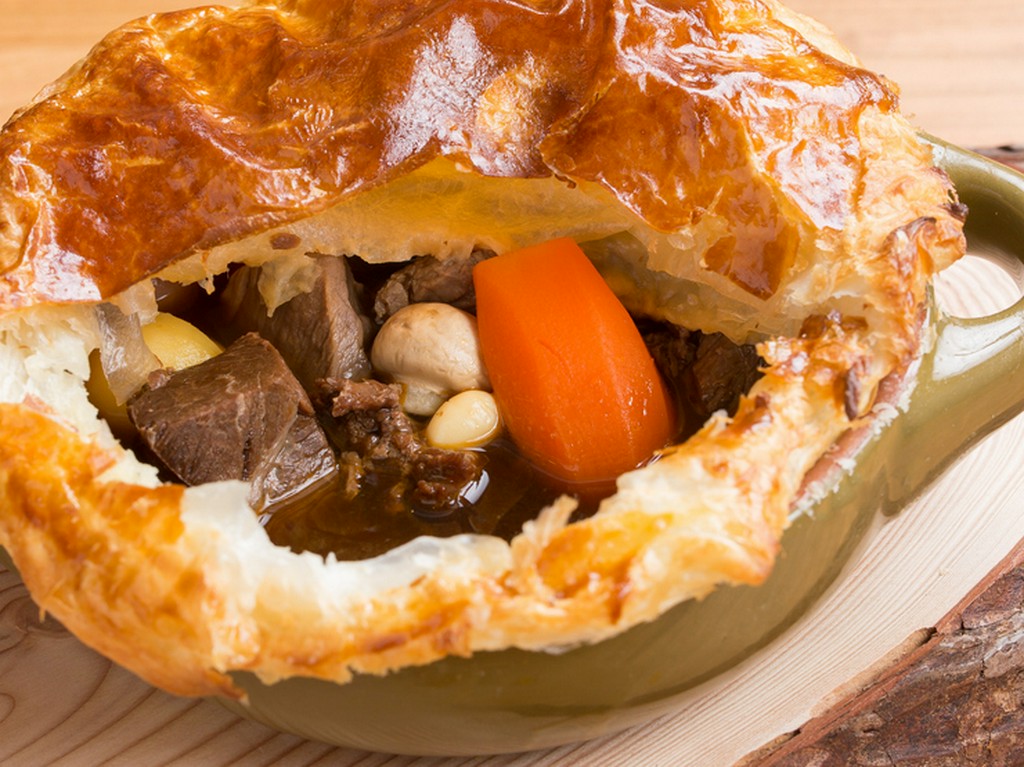 『牛ほほ肉シチューのパイ包み焼き』　焼野菜添え