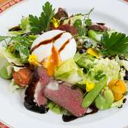 長野県産鹿ロース肉グリエとフルーツ、ナッツが入ったサラダに半熟卵を添えました