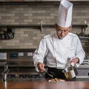 「長野の、美味しく豊かな食材をつかった料理を、多くの人に提供し喜んでいただく事」それが私の何よりの喜びです。新鮮なジビエを食べに、気軽に足を運んでいただけるお店にと、常に努力を重ねています。
