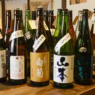 カウンターには、その時季においしい日本酒が並びます。飲み放題付きのコースなら全種類が飲み放題なのも魅力。カウンターやテーブルにはIH器が設置してあるので、熱燗を好みの温度で楽しめます。