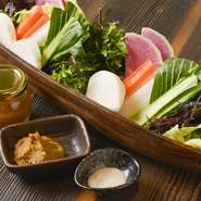 【センマイル。】の代名詞とも言えるのが、有機野菜。はじめの一皿は、季節の野菜を盛り合わせでたっぷり味わってみて。自家製ドレッシング・やさい味噌・藻塩が素材そのもののおいしさを引き出します。