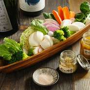 茨城土浦の契約農家「久松農園」さんの有機野菜！
自家製の「野菜ドレッシング」をかけたり
「お野菜を練りこんだお味噌」をつけたり
藻塩をパラパラとかけたり
生野菜に飽きたらアレンジします（蒸したり）