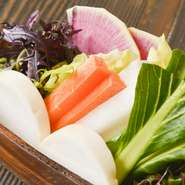 実際に自分で足を運び、おいしいと思ったものを仕入れています。その季節に一番おいしい野菜を食べて、日本の四季を感じてみてください！　