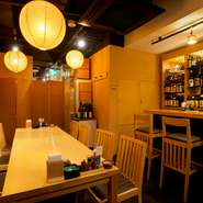 ひとひねりある上質な料理に合わせて、様々なお酒をいただける【旬和膳　きゅう】。店内奥のカウンターがある空間は、つい立で個室状態にできます。カジュアルなおもてなしに最適の空間は、接待や会食に最適です。