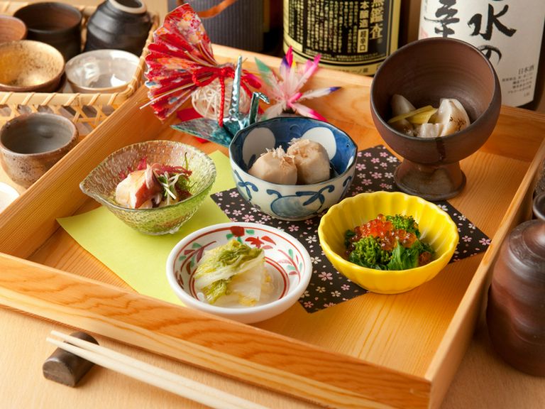 千代紙の折鶴をあしらうなど、日本らしい美しさにふれる