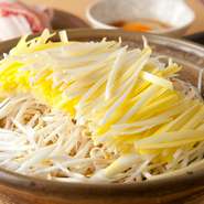 栽培する農家が少なく、とても希少価値のある「黄ニラ」が絶品。臭みやえぐみは一切ありません。ニラの甘さとシャキッとした歯ざわりは、まさに“幻の味”。なかなか出合うことができない旬の味わいにありつけます。