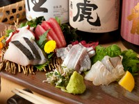 本まぐろ・信州サーモン・タコ・季節の鮮魚２種の5種を盛り合わせ。季節で変わる四季折々の魚介を存分に堪能できます。