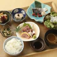 気軽に気楽に和食を楽しめる夜ごはん。メイン料理を2品選べます。（コースに詳細記載）
※ご予約不要
※最大6名様まで対応。
※お食事御膳のみの場合、時間制(120分)となります。