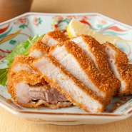 千葉県産の「アボ豚」を使用。柔らかく旨味の強い肉質で、ジュワっとあふれる脂は以外にあっさりです。満足感がありながら、胃もたれ知らずの軽い食後感を楽しめます。サクッとした繊細で薄い衣も大好評です。