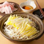 厳選食材の贅沢な旨みを堪能。冷凍していない生の豚肉に、岡山県から直接入荷した希少な「黄ニラ」をたっぷり乗せた贅沢な一品です。豚バラの旨みと黄ニラの旨みと出汁が合わさり、旨みと幸せ気分を運んでくれます。