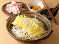希少な岡山県産の「黄ニラ」をたっぷり使用。上質素材を1つの鍋で堪能する『黄ニラの豚すきしゃぶ』
