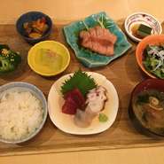 本日のおばんざい小鉢3種／しらすとひじきサラダ／お刺身3種／アボ豚の生姜焼き／白米or酵素玄米＜寝かせ玄米＞／味噌汁／デザート　※詳細はコースページをご覧ください。
