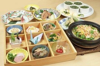 和を楽しめる彩り鮮やか八寸と石垣牛のローストビーフと〆の土鍋炊き込みご飯を堪能できるスペシャルコース