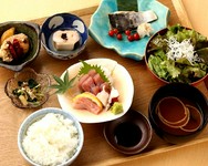 気軽に気楽に和食を楽しめる夜ごはん。メイン料理を2品選べます。