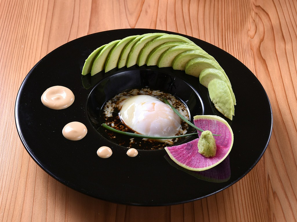 アボカド刺し温玉添え