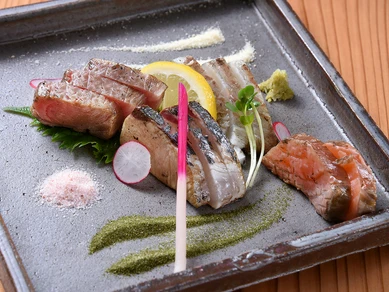 毎朝仕入れる新鮮な旨味と香りを楽しむ『魚の藁焼き盛り合わせ』