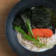 麺は福岡県産小麦の全粒粉を使用し、独自の配合で製麺した赤坂茶房オリジナルパスタ麺です。
