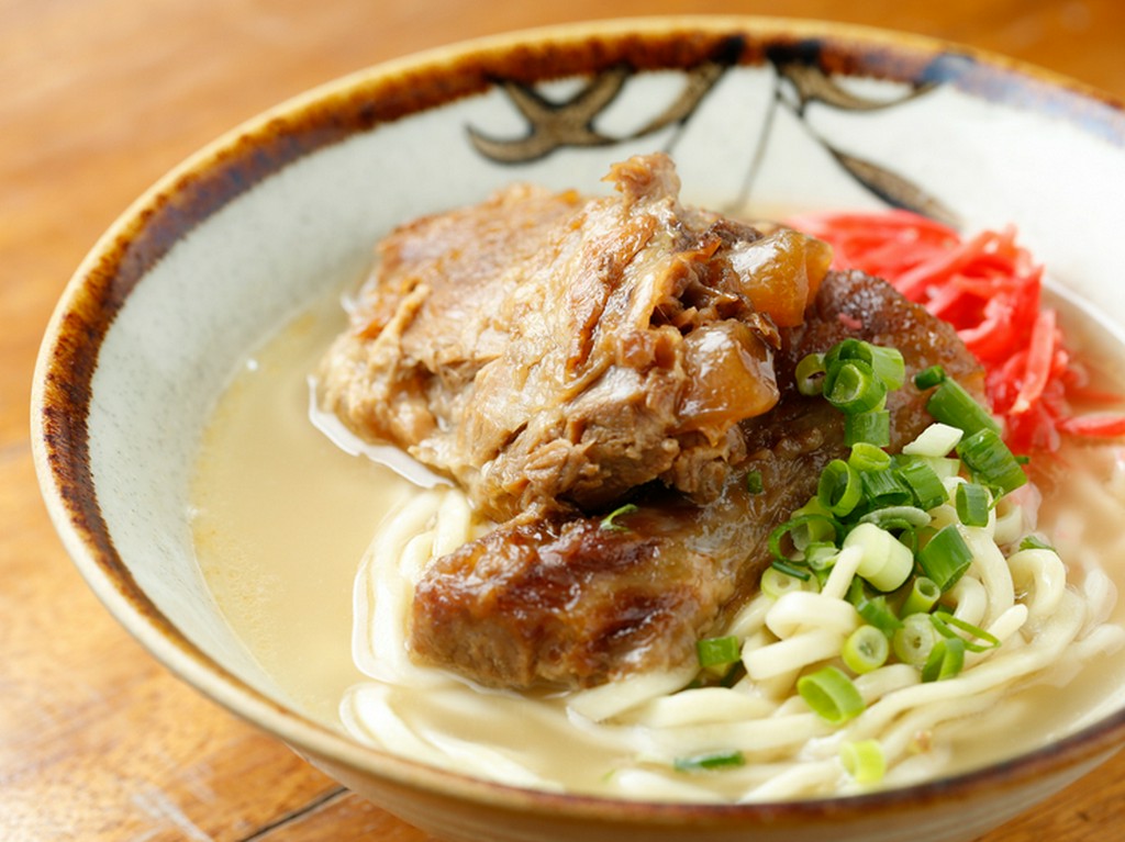 一度食べるとやみつきになる柔らかさ『軟骨ソーキそば』