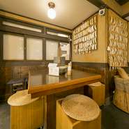 小さな子供でも小型の石臼で、黒豆きな粉を挽く体験ができます。甘味処としてだけでなく、昔から日本に伝わる手法を家族で体験できる、貴重なスポットでもあります。観光だけでなく地元の家族連れにもおすすめです。